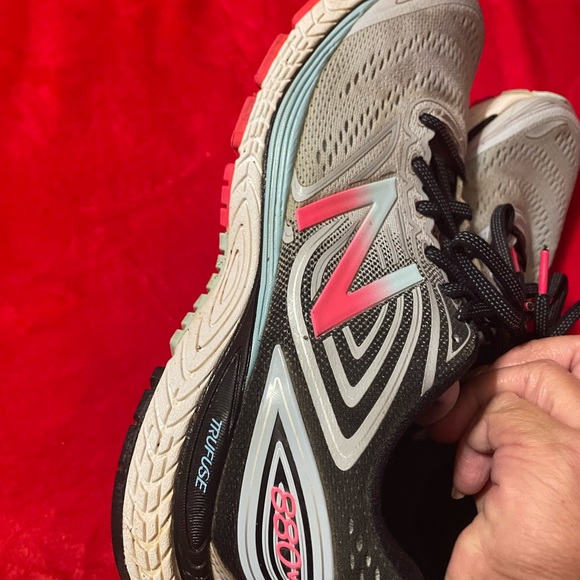 Ladies 11 New Balance Running Shoes 880V7 - Picture 2 of 5